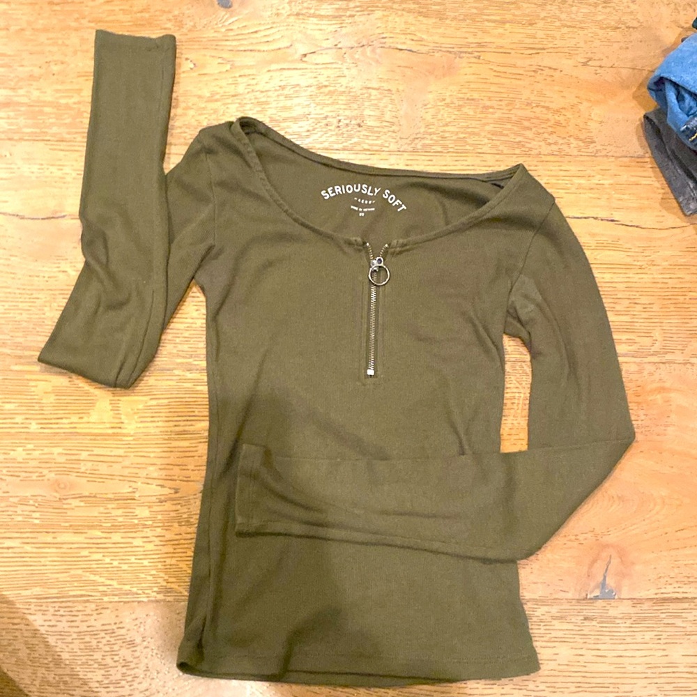 green long sleeve Aero top with zipper